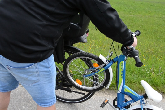 einfacher Transport des Kinderfahrrads