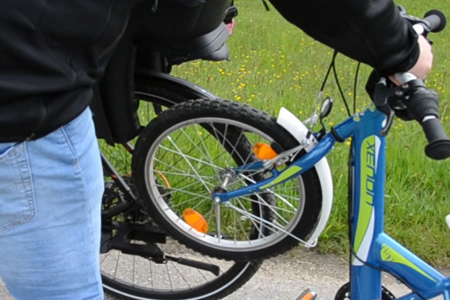 Kinderfahrrad in foaweida einklicken mit einer Hand